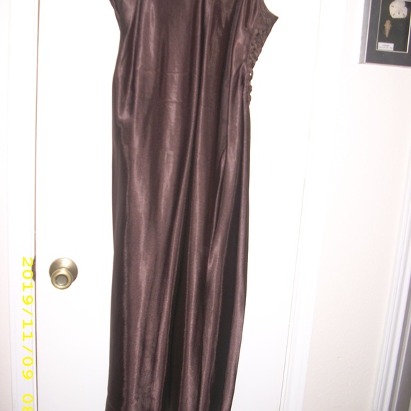 Gown with Robe - Picture 3 of 4